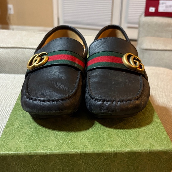 Gucci Black Loafers with Gold Emblem - Picture 5 of 10